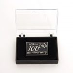 Nikon 100th anniversary Pin in Plexibox, inkl. 20% MwSt.