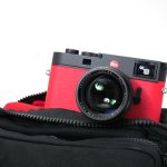 Leica M11 schwarz mit roter Belederung + M-Noctilux 50mm/1,2 + Artisan & Artist Fototasche, Set “25 Jahre Digital Camera Graz”