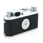 Leica III G, Sn.877627, + Leica M39 Elmar 5cm/2,8 Sn.1538650, (leicht angelaufen), inkl. Tasche, Set aus 1957