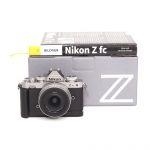 Nikon Zfc Gehäuse (53 Auslösungen) + Z 16-50mm/3,5-6,3 DX, VR silber, OVP, Buch, Handgriff, 6 Monate Garantie