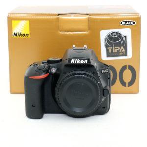 Nikon D5500 Gehäuse (26356 Auslösungen), Teil der Belederung fehlt, OVP