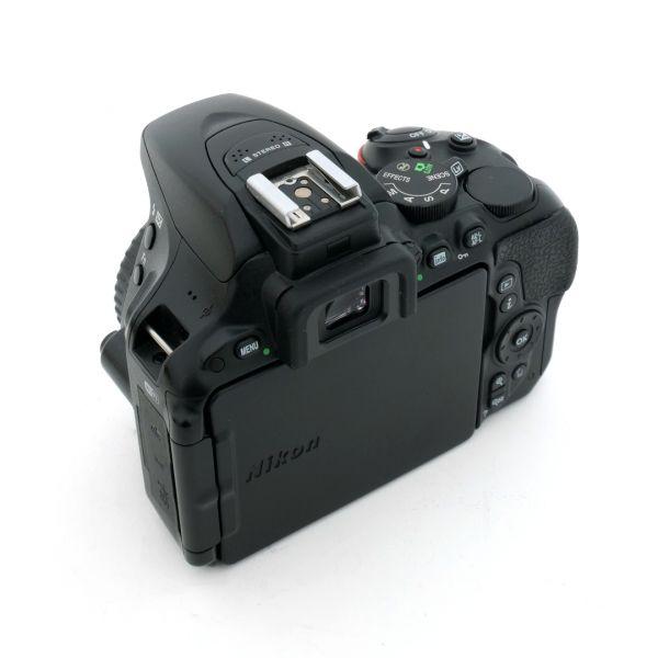 Nikon D5500 Gehäuse (26356 Auslösungen), Teil der Belederung fehlt, OVP – Bild 3