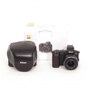 Nikon 1 V2 Gehäuse (1825 Auslösungen) + 1 Nikkor 10-30mm/3,5-5,6 VR schwarz, OVP, Bereitschaftstasche