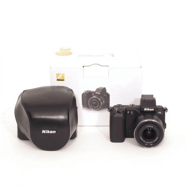 Nikon 1 V2 Gehäuse (1825 Auslösungen) + 1 Nikkor 10-30mm/3,5-5,6 VR schwarz, OVP, Bereitschaftstasche