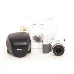 Nikon 1 V2 Gehäuse (669 Auslösungen) + 1 Nikkor 10-30mm/3,5-5,6 VR weiß, OVP, Bereitschaftstasche