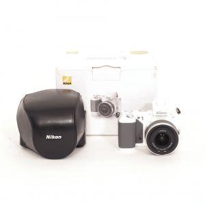 Nikon 1 V2 Gehäuse (669 Auslösungen) + 1 Nikkor 10-30mm/3,5-5,6 VR weiß, OVP, Bereitschaftstasche