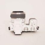 Nikon 1 V2 Gehäuse (669 Auslösungen) + 1 Nikkor 10-30mm/3,5-5,6 VR weiß, OVP, Bereitschaftstasche