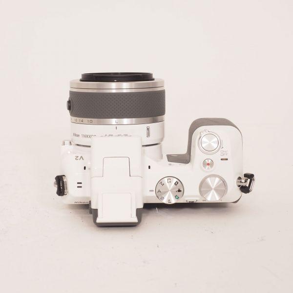 Nikon 1 V2 Gehäuse (669 Auslösungen) + 1 Nikkor 10-30mm/3,5-5,6 VR weiß, OVP, Bereitschaftstasche – Bild 4