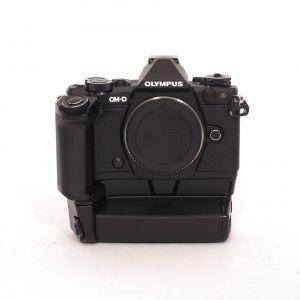 Olympus O-MD E-M5 II Gehäuse (7395 Auslösungen), HLD6P Batteriegriff, HLD8G Griff