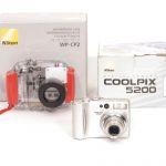 Nikon Coolpix 5200 Digitalcamera silber, OVP, WP-CP2 Unterwassergehäuse (Batteriefach etwas locker – kein Einfluss auf Funktion)