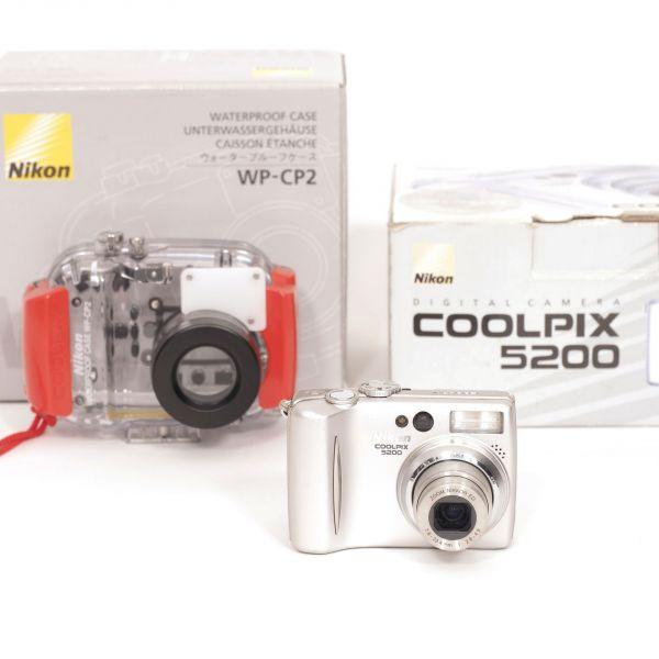 Nikon Coolpix 5200 Digitalcamera silber, OVP, WP-CP2 Unterwassergehäuse (Batteriefach etwas locker - kein Einfluss auf Funktion)