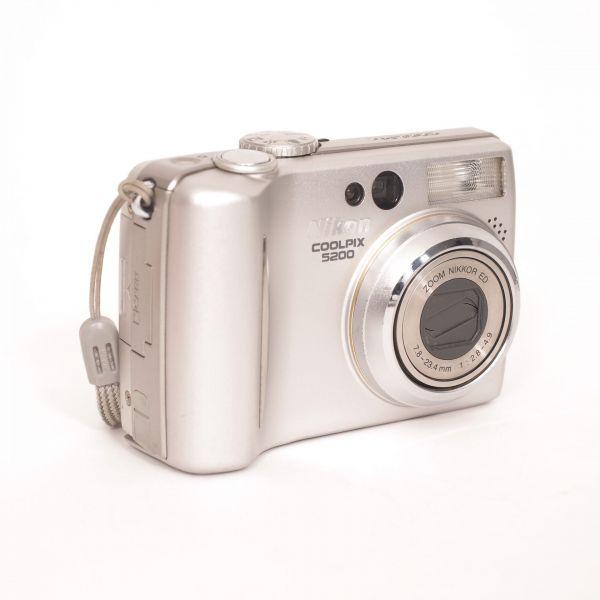 Nikon Coolpix 5200 Digitalcamera silber, OVP, WP-CP2 Unterwassergehäuse (Batteriefach etwas locker - kein Einfluss auf Funktion) – Bild 2