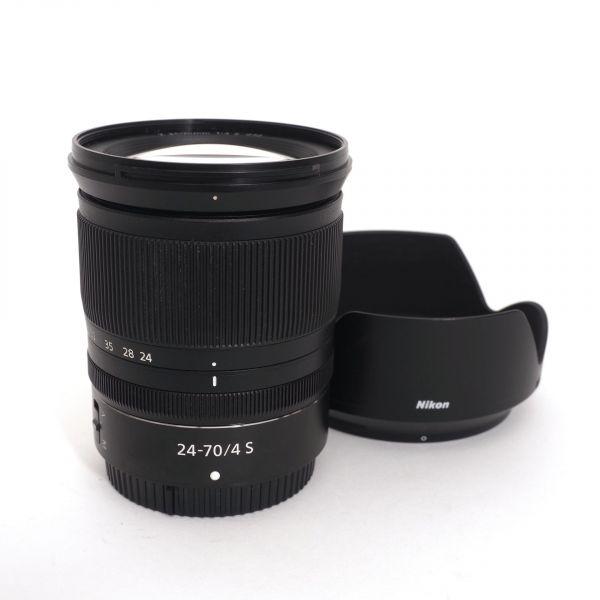 Nikon Z 24-70mm/4 S, Sonnenblende (kleiner Kratzer auf Frontlinse - kein Einfluss auf Bildqualität)