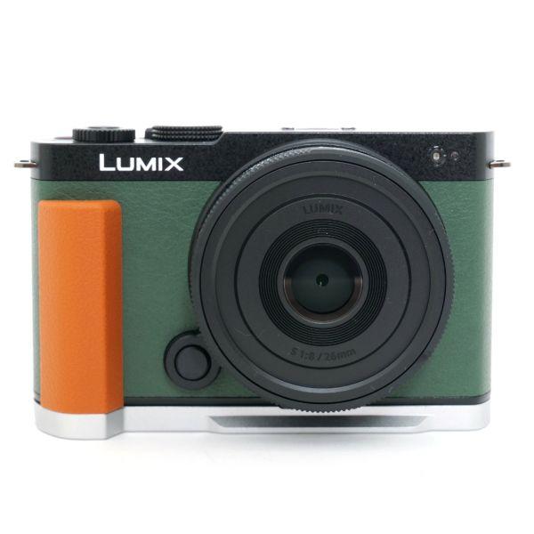 Panasonic Lumix DC-S9 olive + Lumix S 26mm/8 + Smallrig Handgriff orange Special Kit – Bild 4