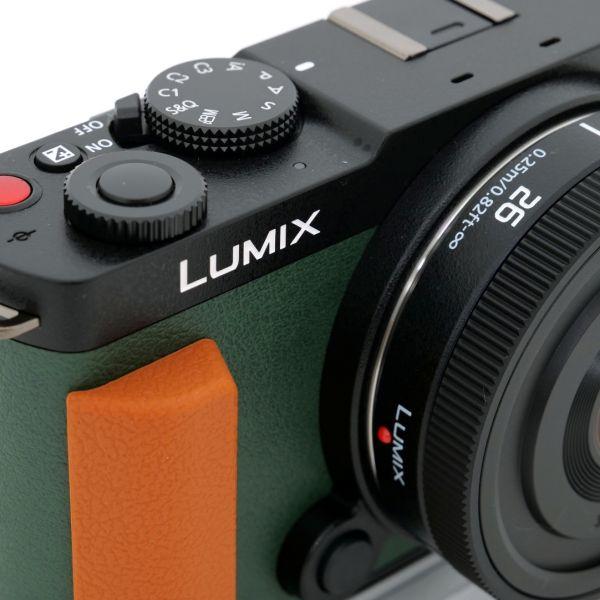 Panasonic Lumix DC-S9 olive + Lumix S 26mm/8 + Smallrig Handgriff orange Special Kit – Bild 2