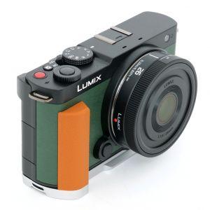 Panasonic Lumix DC-S9 olive + Lumix S 26mm/8 + Smallrig Handgriff orange Special Kit