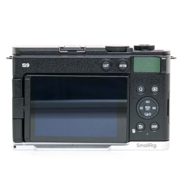 Panasonic Lumix DC-S9 olive + Lumix S 26mm/8 + Smallrig Handgriff orange Special Kit – Bild 6