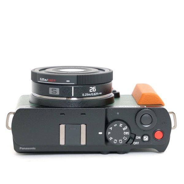 Panasonic Lumix DC-S9 olive + Lumix S 26mm/8 + Smallrig Handgriff orange Special Kit – Bild 7