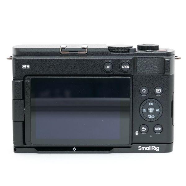 Panasonic Lumix DC-S9 schwarz + Lumix S 26mm/8 + Smallrig Handgriff Special Kit – Bild 7