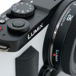 Panasonic Lumix DC-S9 smokey white + Lumix S 26mm/8 + Smallrig Handgriff Special Kit