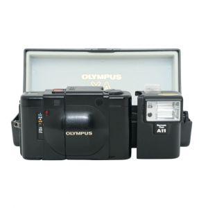 Olympus XA, Kompaktkamera mit Olympus A11 Blitz, Etui