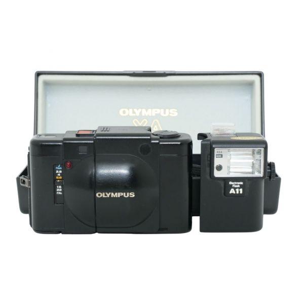 Olympus XA, Kompaktkamera mit Olympus A11 Blitz, Etui