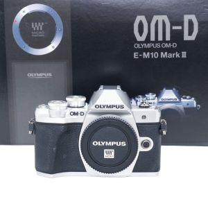 Olympus OM-D E-M10 Mark III Gehäuse, (4020 Auslösungen), silber, OVP