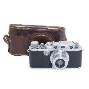 Leica IIIa Gehäuse, silber, Sn.343272, + Elmar 5cm/3,5 Leder Bereitschaftstasche