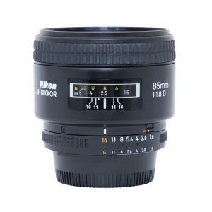 Nikon AF 85mm/1,8 D (leichter Staub im Linsensystem, kein Einfluss auf Bildqualität)