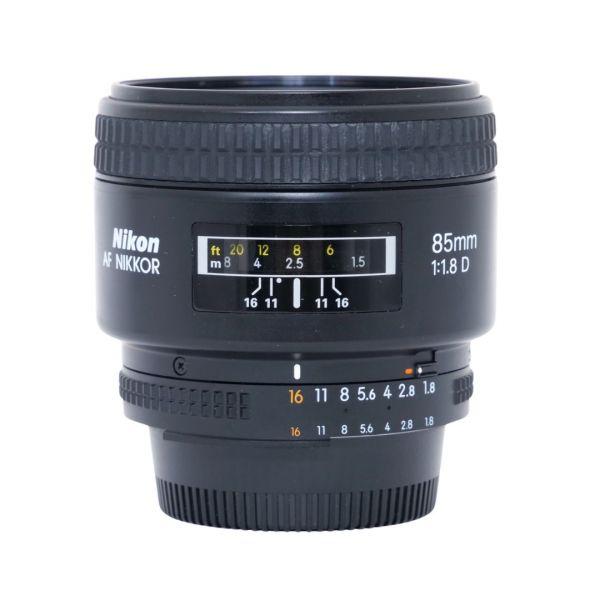 Nikon AF 85mm/1,8 D (leichter Staub im Linsensystem, kein Einfluss auf Bildqualität)