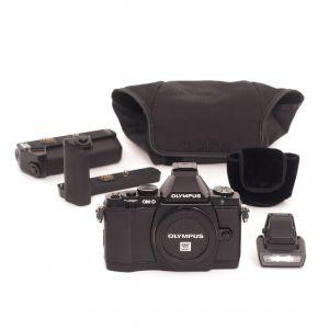 Olympus OM-D E-M 5 Gehäuse (18306 Auslösungen) (Batteriefachdeckel schließt nicht, mit Griff voll funktionsfähig), HLD-6G Griff, HLD-6P Batteriegriff, FL-LM2 Blitz, Tasche, 2. Akku