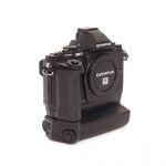 Olympus OM-D E-M 5 Gehäuse (18306 Auslösungen) (Batteriefachdeckel schließt nicht, mit Griff voll funktionsfähig), HLD-6G Griff, HLD-6P Batteriegriff, FL-LM2 Blitz, Tasche, 2. Akku