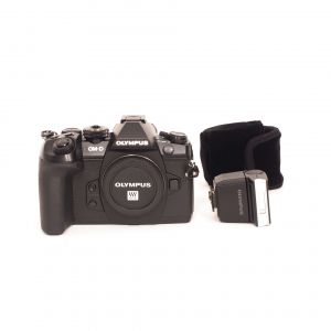Olympus OM-D E-M 1 Mark II Gehäuse (15613 Auslösungen), Blitz, Tasche, 2.Akku