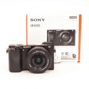 Sony ILCE Alpha 6000 Gehäuse (2748 Auslösungen) schwarz + E 16-50mm/3,5-5,6 OSS, OVP