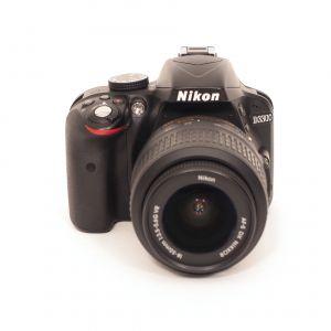Nikon D3300 Gehäuse (7115 Auslösungen) + AF-S 18-55mm/3,5-5,6 DX, G, VR, II