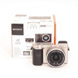 Sony ILCE Alpha 6000 Gehäuse (3330 Auslösungen) + E 16-50mm/3,5-5,6 silber, OVP