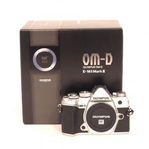 Olympus OM-D E-M 5 Mark III Gehäuse (45310 Auslösungen) silber, OVP