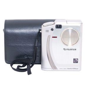 Fujifilm FinePix 4700 Zoom, Digitalkamera, inkl. 2x Smart Media Karte, Ledertasche