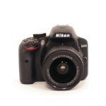 Nikon D 3400 Gehäuse (634 Auslösungen) + AF-P 18-55mm/3,5-5,6 DX, G, VR, Sonnenblende, 2.Akku