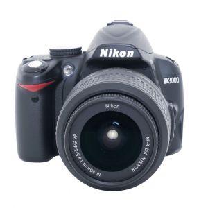 Nikon D3000 Gehäuse (1938 Auslösungen) Kartenfachdeckel fehlt + AF-S 18-55mm/3,5-5,6 DX, G, VR, inkl. 20% MwSt.