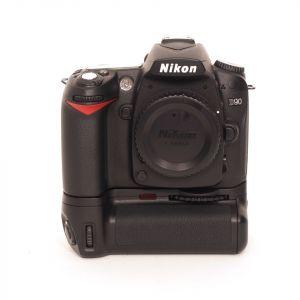 Nikon D 90 Gehäuse (9934 Auslösungen) mit Meike MK-D80L Hochformatgriff, 2. Akku