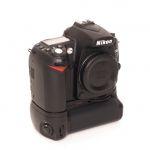 Nikon D 90 Gehäuse (9934 Auslösungen) mit Meike MK-D80L Hochformatgriff, 2. Akku