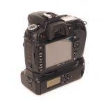 Nikon D 90 Gehäuse (9934 Auslösungen) mit Meike MK-D80L Hochformatgriff, 2. Akku