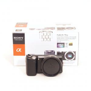 Sony Alpha NEX-5N Gehäuse (4033 Auslösungen), OVP, HVL-F7S Blitz, 2. Akku