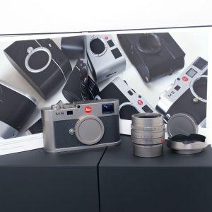 Leica M9 Titan Sn. 4000127 Set, inkl. M Summilux 35mm/1,4 ASPH, Titan, Sn.4108087, SetNr.127/500, ArtNr.10715, 2. Akku, Leder Fingerschlaufen S, M, L, Lederriemen, Holster
