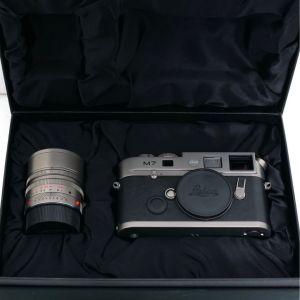 Leica M7 Titan “50 Jahre Leica M” Sn.3000053 Set, inkl. Leica M Summilux 50mm/1,4 Titan Sn.3982053, ArtNr.10570, OVP, Buch, Lederriemen