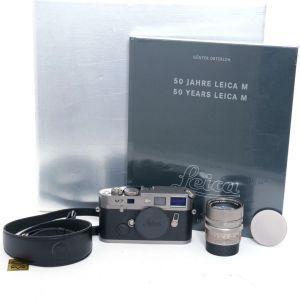 Leica M7 Titan “50 Jahre Leica M” Sn.3000053 Set, inkl. Leica M Summilux 50mm/1,4 Titan Sn.3982053, ArtNr.10570, OVP, Buch, Lederriemen