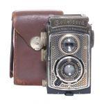 Rolleicord I, Tapeten Rollei “Art Deco” mit Triotar 4,5/7,5cm + Tasche (lange Zeiten funktionieren nicht richtig), Lichtschachtsucher teilweise gebrochen