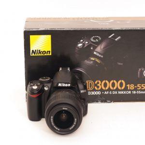Nikon D 3000 Gehäuse (3076 Auslösungen) + AF-S 18-55mm/3,5-5,6 DX, VR, OVP, 2. Akku