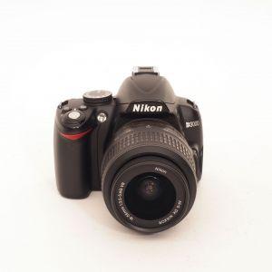 Nikon D 3000 Gehäuse (5695 Auslösungen) + AF-S 18-55mm/3,5-5,6 DX, VR